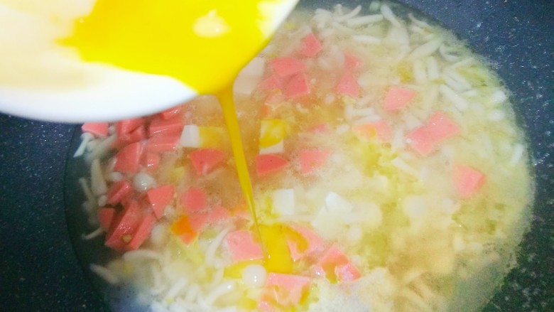 海鲜菇豆腐汤,淋入蛋液,