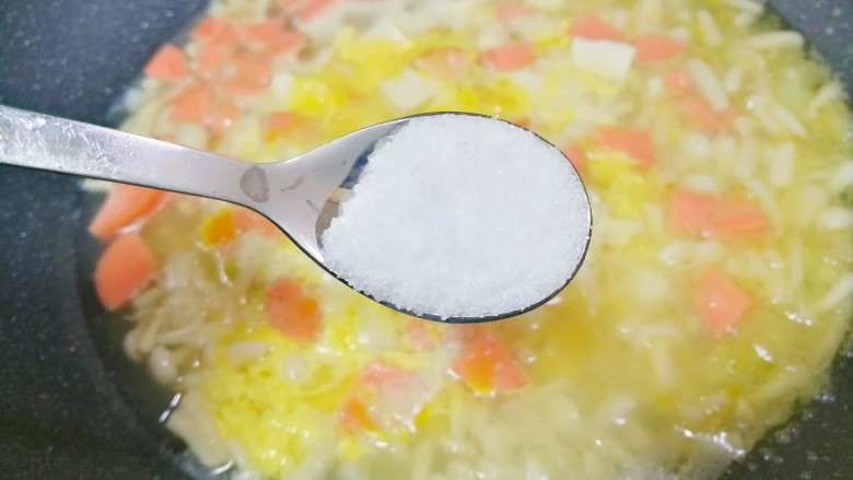 海鲜菇豆腐汤,加一勺盐,