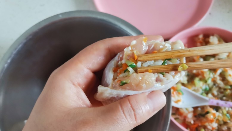 鸡翅包饭.,把炒好的米饭塞入鸡翅里面,用筷子压紧实