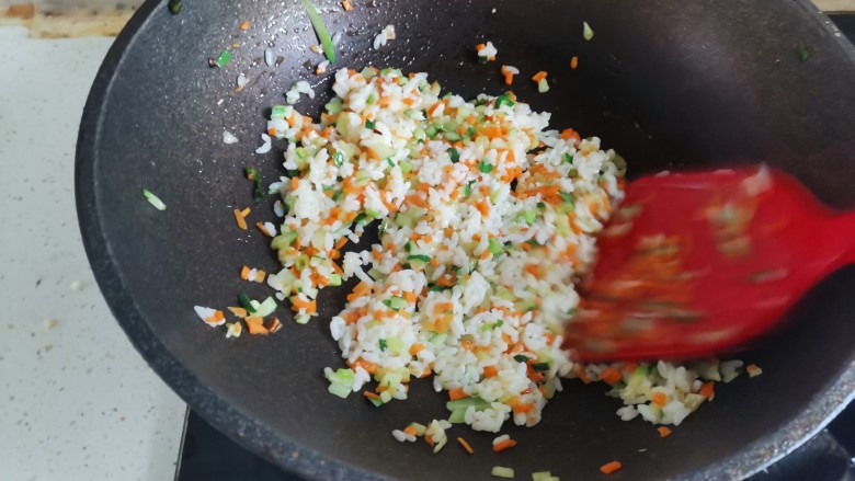 鸡翅包饭.,然后倒入米饭，把米饭炒散