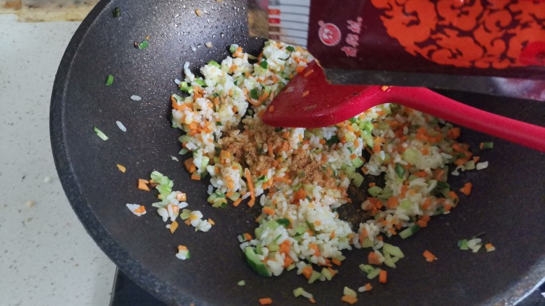 鸡翅包饭.,加入少许<a style='color:red;display:inline-block;' href='/shicai/ 744'>五香粉</a>,翻炒均匀