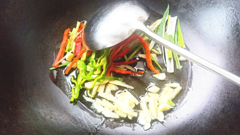 老干妈拌土豆丝,起锅烧油,爆香葱姜蒜,青红椒