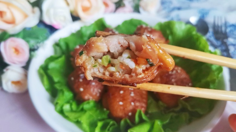 鸡翅包饭.,一口咬下去,鸡肉鲜嫩多汁,包裹着咸香的炒饭,超级棒!