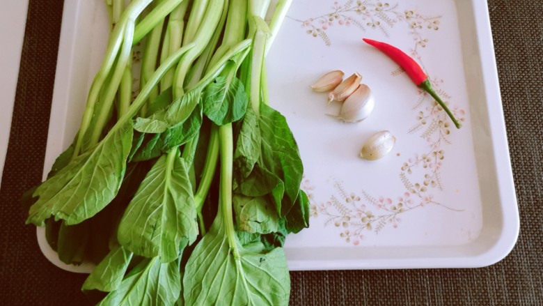 蒜蓉炒菜心,食材准备好。