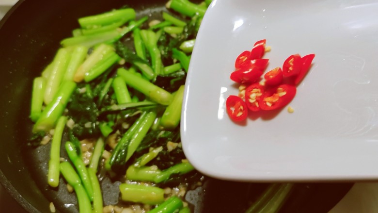蒜蓉炒菜心,翻炒均匀,放入红尖椒,翻拌出锅。
