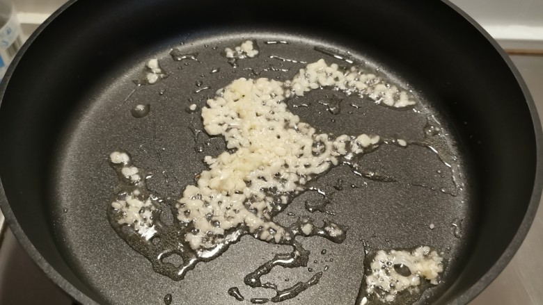蒜蓉炒菜心,起油锅放入食用油,油热后放入蒜碎炒香。