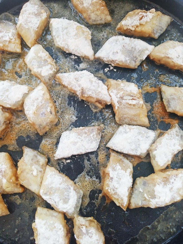 糖醋脆皮鱼,煎锅中加适量食用油,加入带鱼去煎。