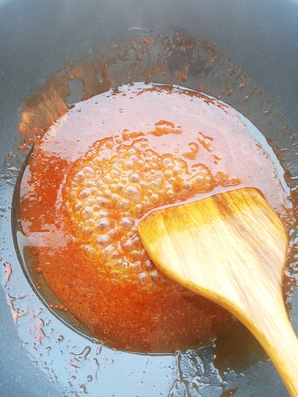 糖醋脆皮鱼,一勺<a style='color:red;display:inline-block;' href='/shicai/ 512'>玉米淀粉</a>,5勺清水调一碗水淀粉,倒入锅中。
