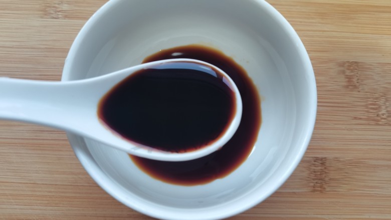 黄瓜拌木耳,取一个小碗,加入<a style='color:red;display:inline-block;' href='/shicai/ 788'>生抽</a>