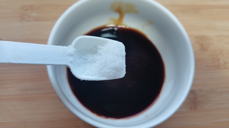 黄瓜拌木耳,加入盐,香醋