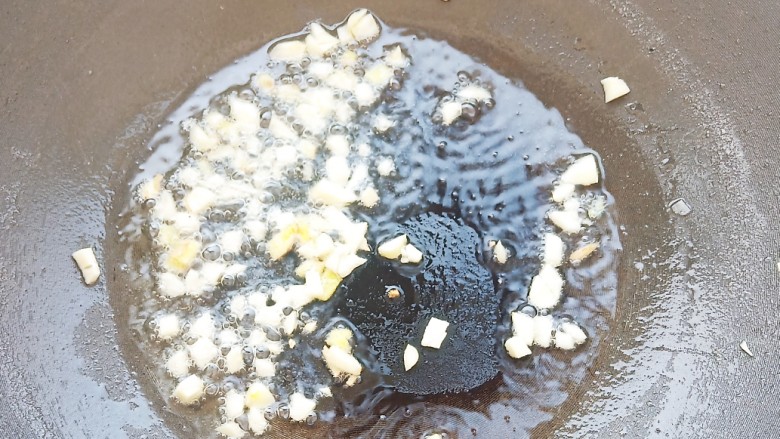 煎酿苦瓜,锅中烧油,爆香姜蒜沫。