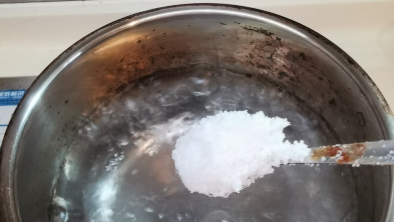 老干妈拌土豆丝,烧开水,放一勺盐。
