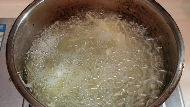 老干妈拌土豆丝,水再次烧开,土豆丝就可以捞起。