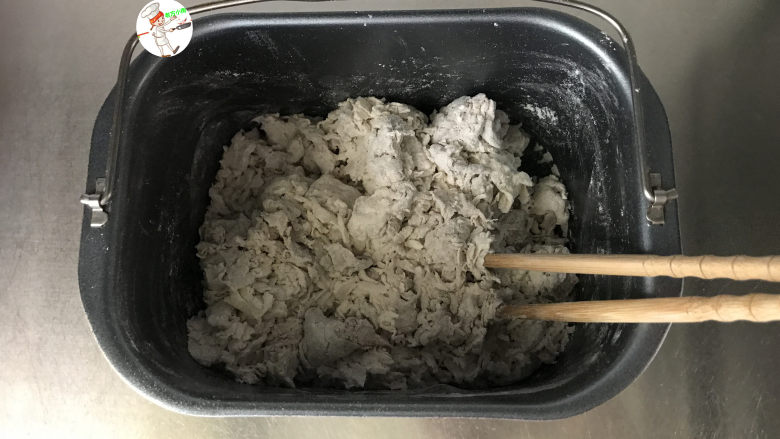 杂粮包子,将面粉也倒入面包桶,用筷子搅拌成絮絮状