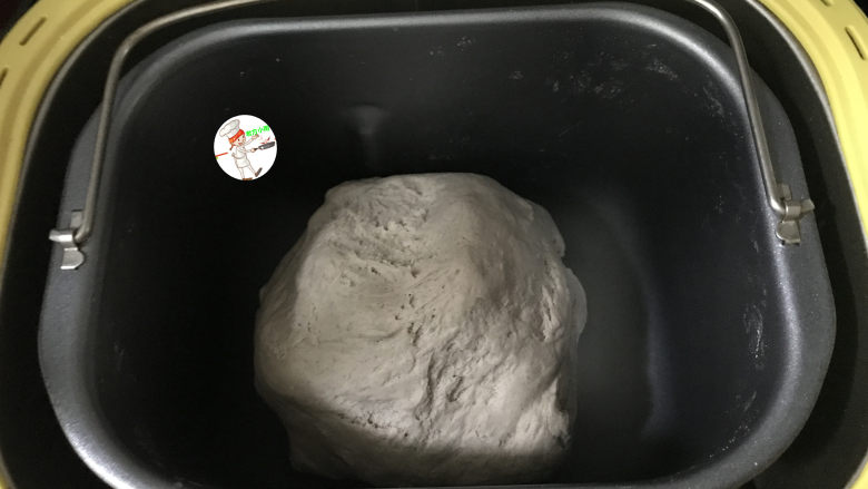 杂粮包子,把桶放入面包机,揉成一个光滑面团,然后合上盖子进行室温发酵