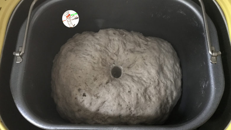 杂粮包子,发酵至2倍大小时,用手指蘸面粉从顶部戳下去,表面不塌陷不回缩即可