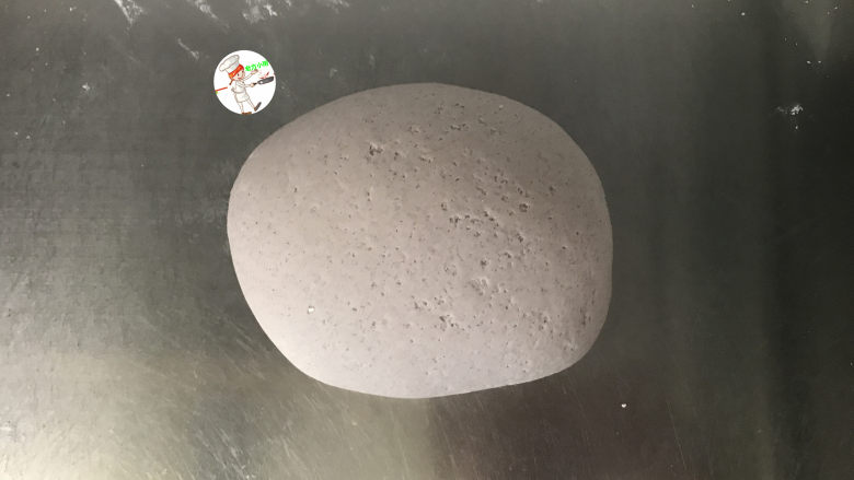 杂粮包子,取出面团,按压排气,再重新揉至和发酵前差不多大小