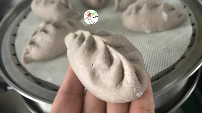 杂粮包子,用手指轻轻摁下:不会明显回弹或拿在手上感觉轻飘飘地,就说明饧发到位了,然后把它们分别放在蒸屉上