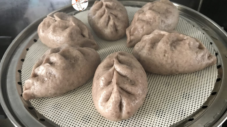 杂粮包子,冷水大火蒸,上汽后转中火蒸12~分钟左右,关火