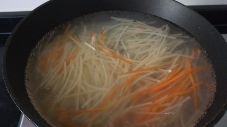 老干妈拌土豆丝,锅中倒入半锅水烧开倒入胡萝卜土豆丝倒入盐,<a style='color:red;display:inline-block;' href='/shicai/ 715'>白醋</a>。