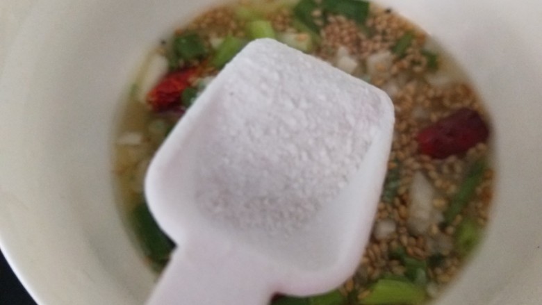 老干妈拌土豆丝,加入适量盐,一勺老干妈搅拌均匀即可。