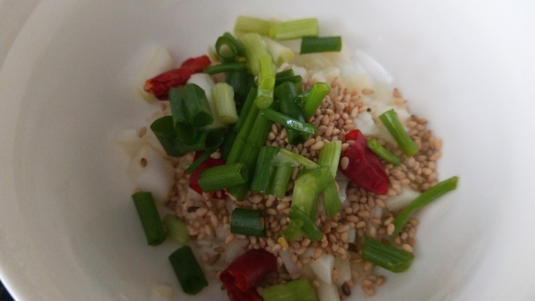 老干妈拌土豆丝,加入香葱,白芝麻。