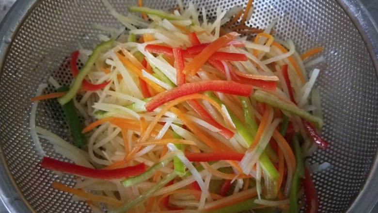 老干妈拌土豆丝,控水分,加入青红椒。