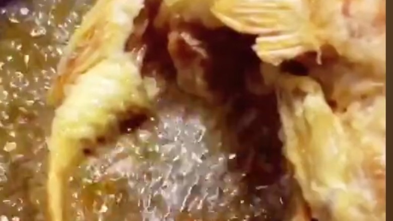 糖醋脆皮鱼,炸制金黄捞出来控油。