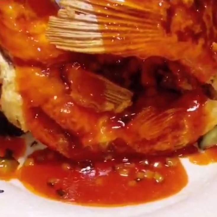 糖醋脆皮鱼,料汁浇在鱼身即可。