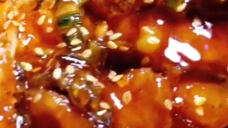 糖醋脆皮鱼,撒上熟芝麻即可食用