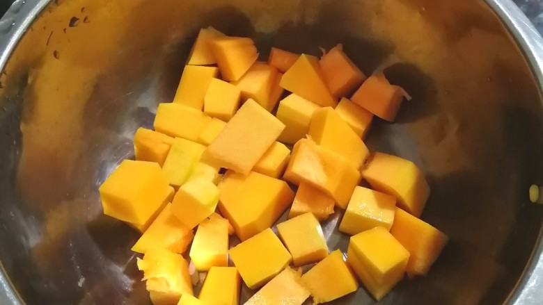 绿豆南瓜粥,<a style='color:red;display:inline-block;' href='/shicai/ 53'>南瓜</a>去皮切丁