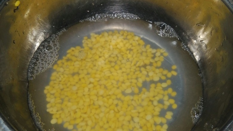 绿豆南瓜粥,<a style='color:red;display:inline-block;' href='/shicai/ 453'>绿豆</a>浸泡6小时以上