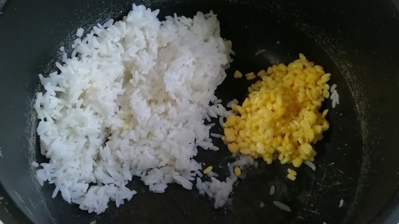 绿豆南瓜粥,加入浸泡好做绿豆