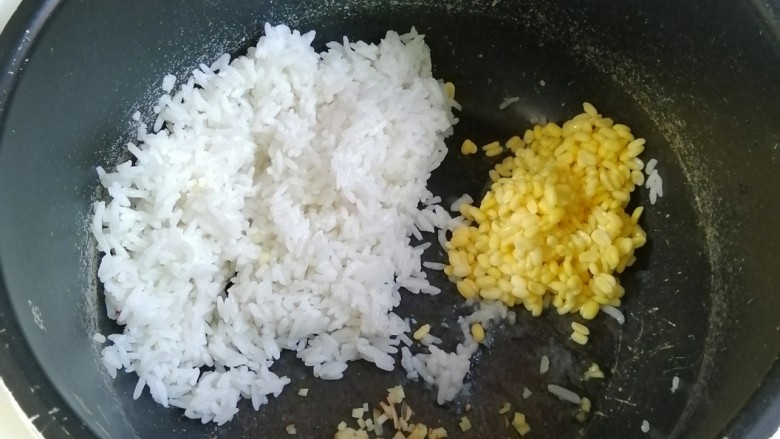 绿豆南瓜粥,加入<a style='color:red;display:inline-block;' href='/shicai/ 37'>姜</a>末