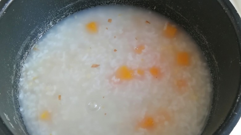 绿豆南瓜粥,加入盐调味