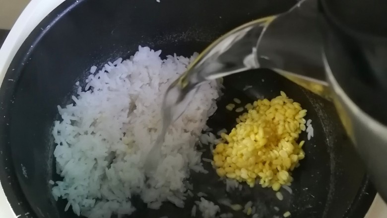 绿豆南瓜粥,加入开水