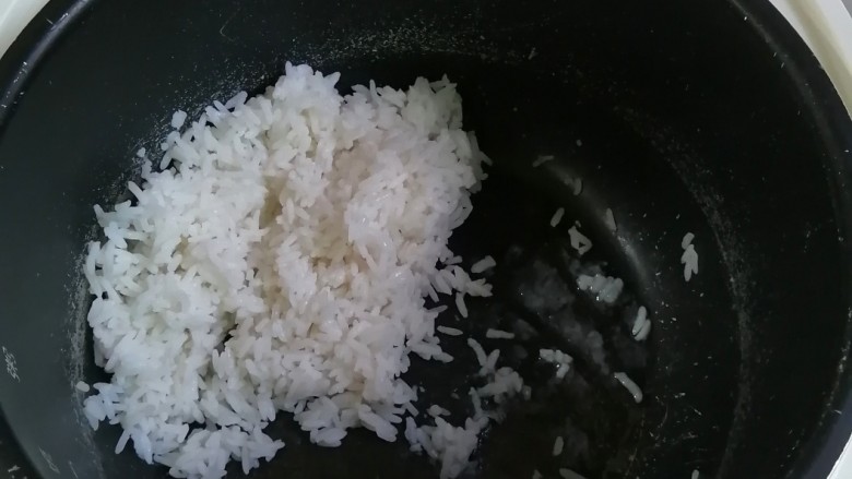 绿豆南瓜粥,准备昨晚吃剩的<a style='color:red;display:inline-block;' href='/shicai/ 507'>米饭</a>