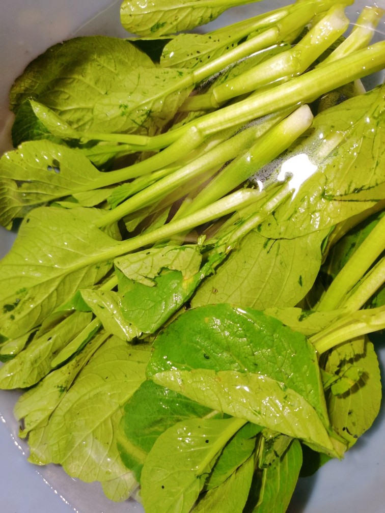 蒜蓉炒菜心,先放到盐水里面,浸泡半个小时左右,去除多余的农药