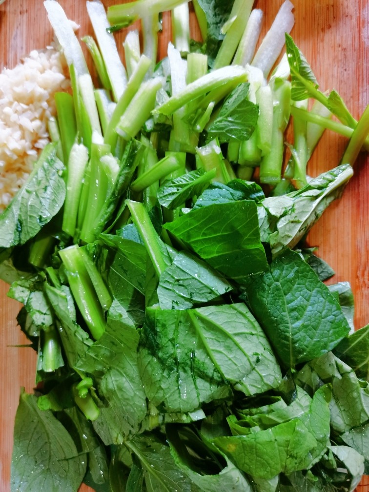 蒜蓉炒菜心,再把它清洗干净后,切成小段
