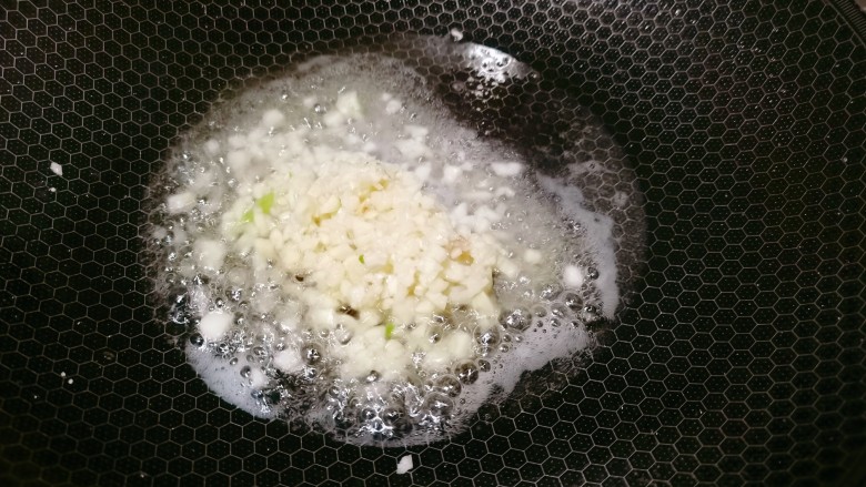 蒜蓉炒菜心,锅里烧油,再把蒜蓉放入爆香