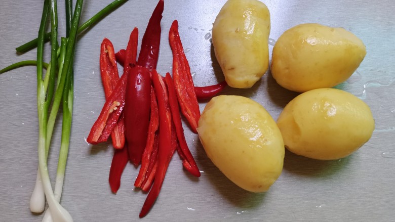老干妈拌土豆丝,土豆去皮,尖椒去籽,葱去头