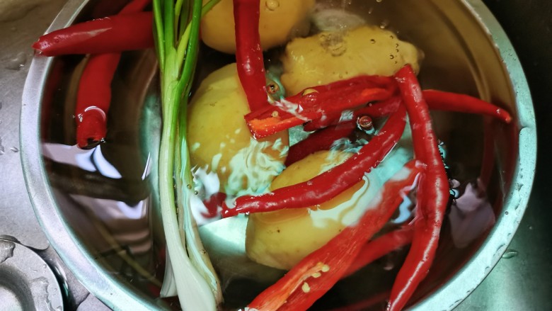 老干妈拌土豆丝,配菜准备好后,洗净捞出控干水份