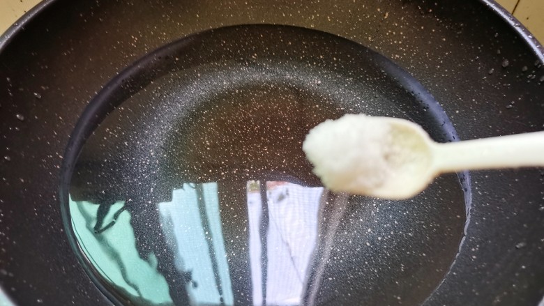 老干妈拌土豆丝,锅中放入适量的水,加1勺的盐