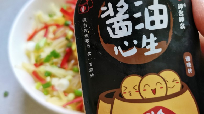 老干妈拌土豆丝,少许的<a style='color:red;display:inline-block;' href='/shicai/ 692'>酱油</a>(提提色)