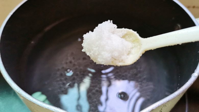 黄瓜拌木耳,奶锅放适量的水,加1勺的盐煮开