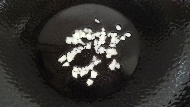 海鲜菇豆腐汤,热锅凉油,放入蒜末炒出香味