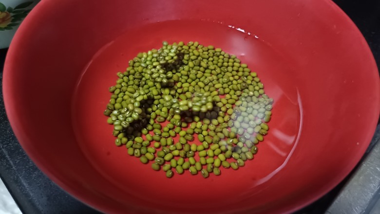 绿豆南瓜粥,得豆先用冷水浸泡2小时