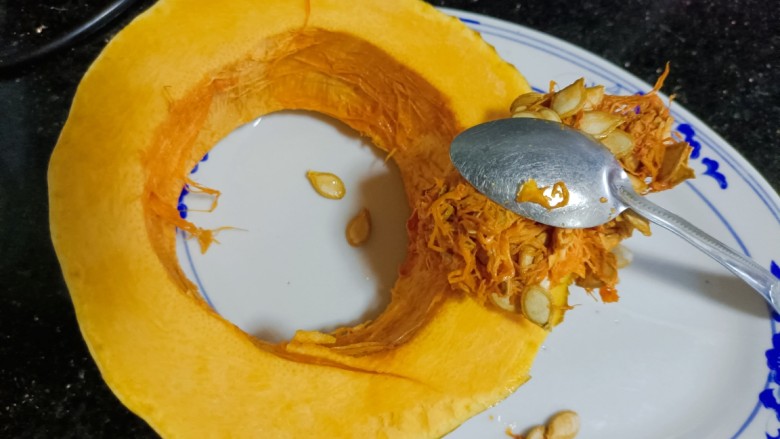 绿豆南瓜粥,南瓜籽陶干净,洗净切成块
