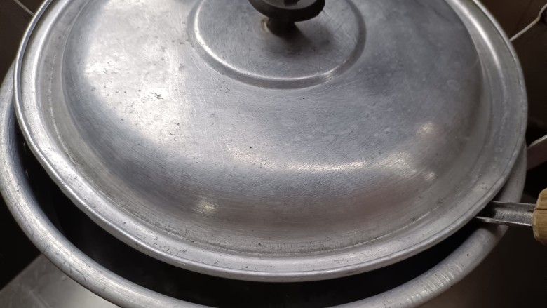 绿豆南瓜粥,盖上盖子,中火煮