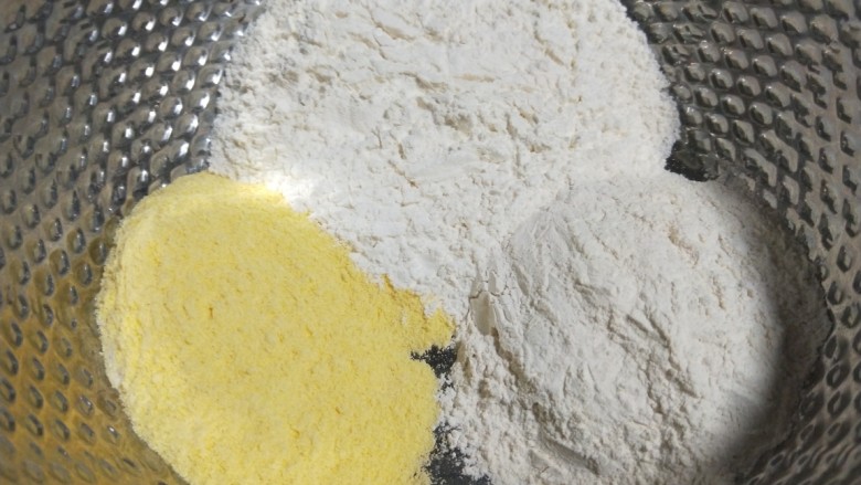 杂粮包子,高筋面粉300克,玉米粉200克,荞麦粉100克。